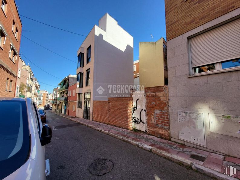 Suelo en venta en Calle Lucero, La Latina, Madrid, 28047 con coche, edificio, cielo, ventana, superficie de la carretera, asfalto, casa, vehículo, arte y diseño urbano alrededor