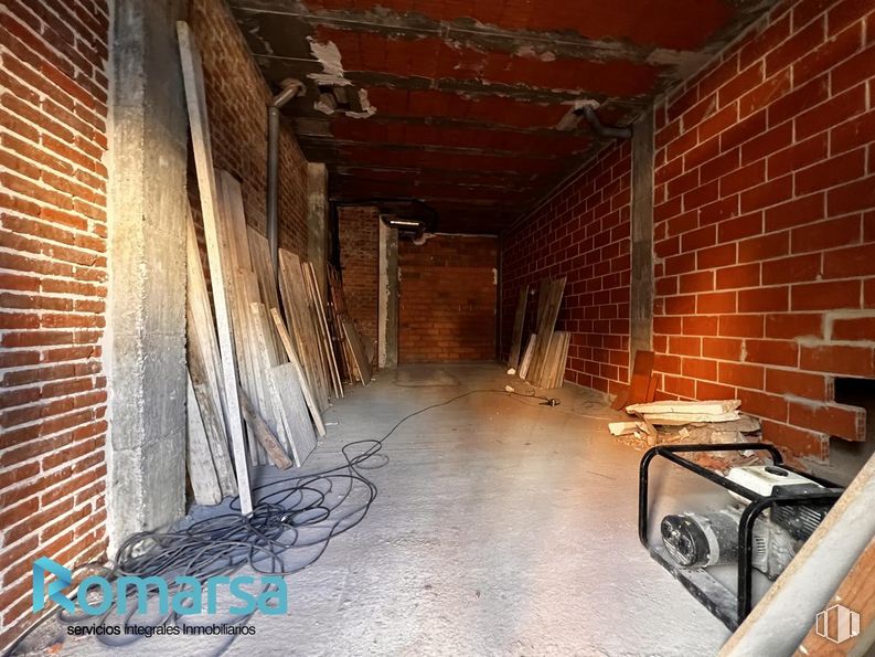 Retail for sale at Avenida Juventud, Ávila, 05003 with building, brickwork, wood, brick, building material, house, floor, flooring, ceiling and concrete around