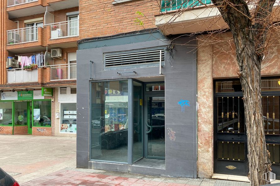 Local en venta en Avenida Constitución, 42, Coslada, Madrid, 28820 con puerta, edificio, accesorio, ventana, bienes raíces, sombra, fachada, diseño urbano, material compuesto y área urbana alrededor