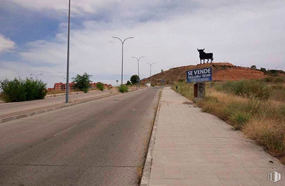 Land for sale at Calle Cuesta del Toro, Guadalajara, 19002 with street light, cloud, sky, plant, ecoregion, road surface, asphalt, land lot, thoroughfare and tree around