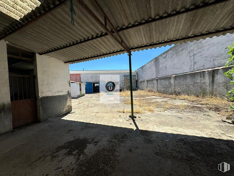 Nave en venta en Calle Real, Belvís de la Jara, Toledo, 45660 con superficie de la carretera, planta, sombra, asfalto, tintes y matices, carretera, material compuesto, albañilería, hormigón y paisaje alrededor