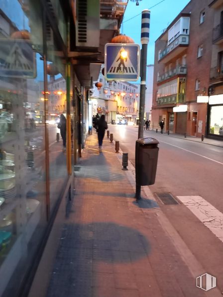 Retail for sale at Calle Dolores Barranco, Usera, Madrid, 28026 with building, waste container, person, window, infrastructure, road surface, sidewalk, street light, city and sky around