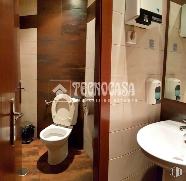 Local en venta en Barrio del Arroyo / La Fuente, Fuenlabrada, Madrid, 28944 con inodoro, fregadero, marrón, accesorio de fontanería, grifo, propiedad, espejo, asiento de inodoro, blanco y baño alrededor