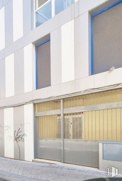 Retail for rent at Calle Mariano Vela, Usera, Madrid, 28026 with window, window blind, fixture, building, architecture, shade, rectangle, wood, composite material and material property around