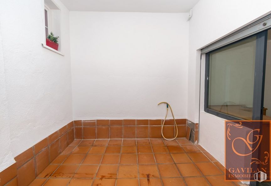 Local en venta en Calle San Juan, Daganzo de Arriba, Madrid, 28814 con edificio, accesorio, madera, suelos, suelo, ventana, rectángulo, madera dura, tinte para madera y accesorios de fontanería alrededor