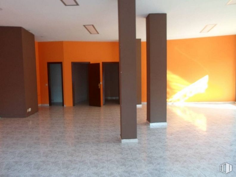 Retail for rent at Zona Centro, Fuenlabrada, Madrid, 28944 with door, wood, orange, flooring, interior design, floor, hall, building, real estate and gas around