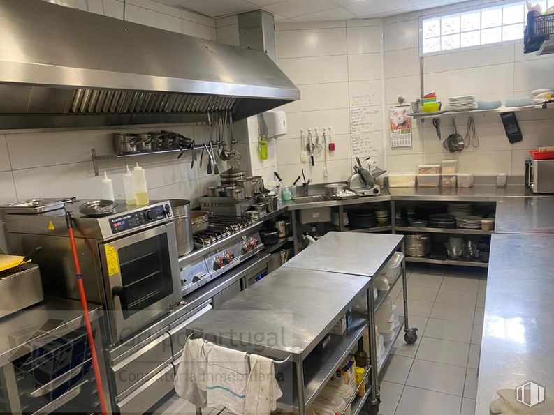 Retail for rent at Zona Viñas Viejas, Boadilla del Monte, Madrid, 28660 with cabinetry, window, microwave oven, home appliance, kitchen appliance, engineering, gas, machine, metal and aluminium around