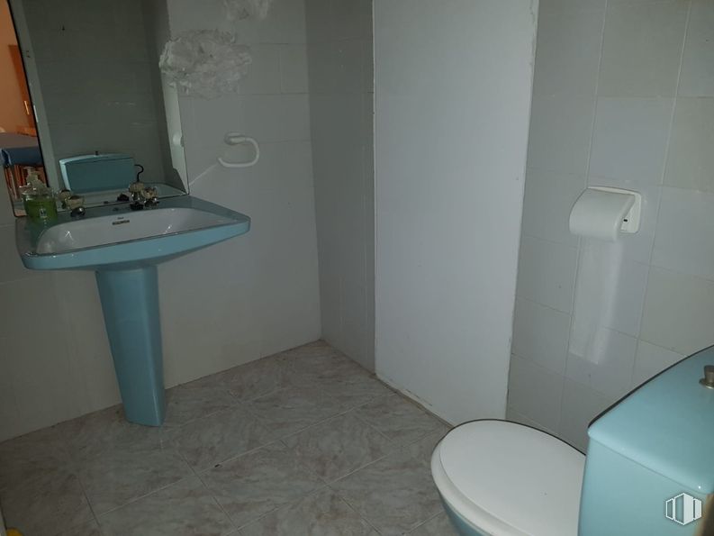 Local en alquiler en Centro urbano, Corral de Almaguer, Toledo, 45880 con inodoro, fregadero, accesorios de fontanería, pared, cuarto de baño, lavabo, blanco, suelo, suelos y fontanería alrededor