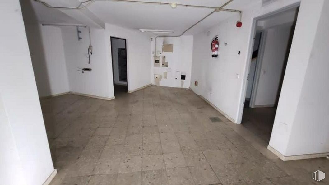 Retail for sale & for rent at Calle Leopoldo Alas Clarín, Fuencarral - El Pardo, Madrid, 28035 with fixture, hall, wood, door, flooring, floor, ceiling, building, hardwood and building material around