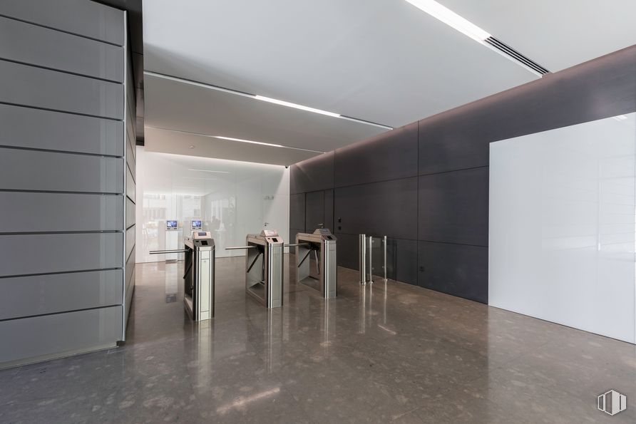 Office for rent at Torre Spínola, Cardenal Marcelo Spinola, 42, Chamartín, Madrid, 28016 with building, automotive design, flooring, hall, floor, chair, fixture, glass, ceiling and art around