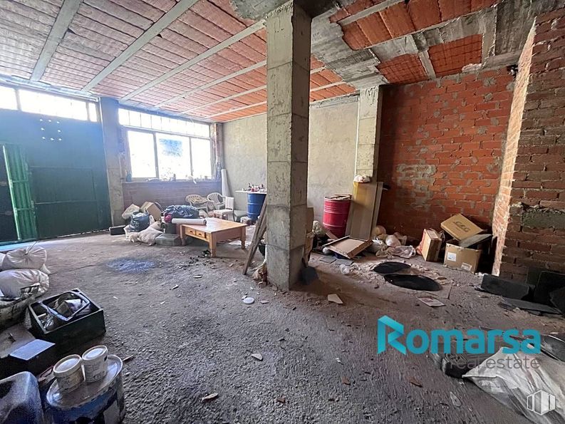 Retail for sale at Calle Cruz de Alcaravaca, Ávila, 05003 with window, property, building, wood, interior design, floor, flooring, building material, house and brickwork around