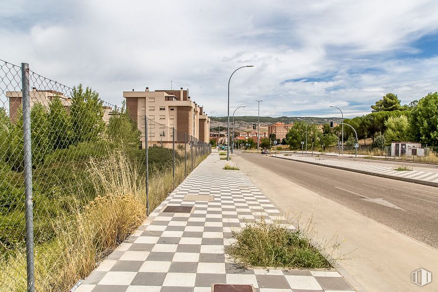 Land for sale at Calle María Luisa Menéndez Calleja, Cuenca, 16003 with building, plant, street light, cloud, sky, daytime, property, infrastructure, road surface and asphalt around