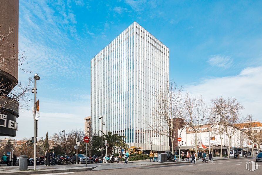 Oficina en alquiler en Torre Serrano, Calle Serrano, 47, Salamanca, Madrid, 28001 con edificio, cielo, nube, durante el día, rascacielos, bloque de pisos, árbol, diseño urbano, línea y zona residencial alrededor