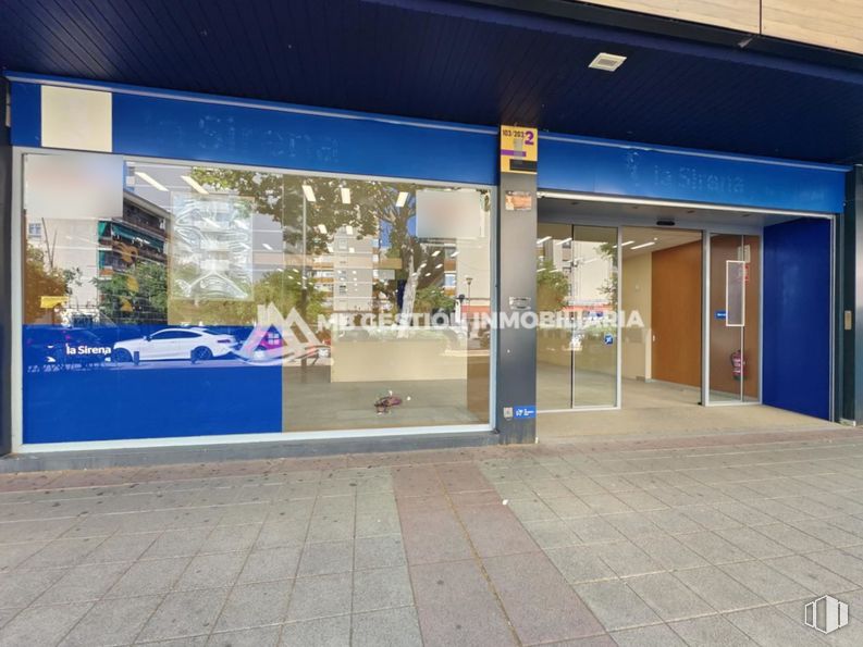 Local en alquiler en Calle Portugal, Fuenlabrada, Madrid, 28942 con accesorio, fachada, gas, venta al por menor, puerta, vidrio, edificio comercial, ciudad, suelos y azul eléctrico alrededor