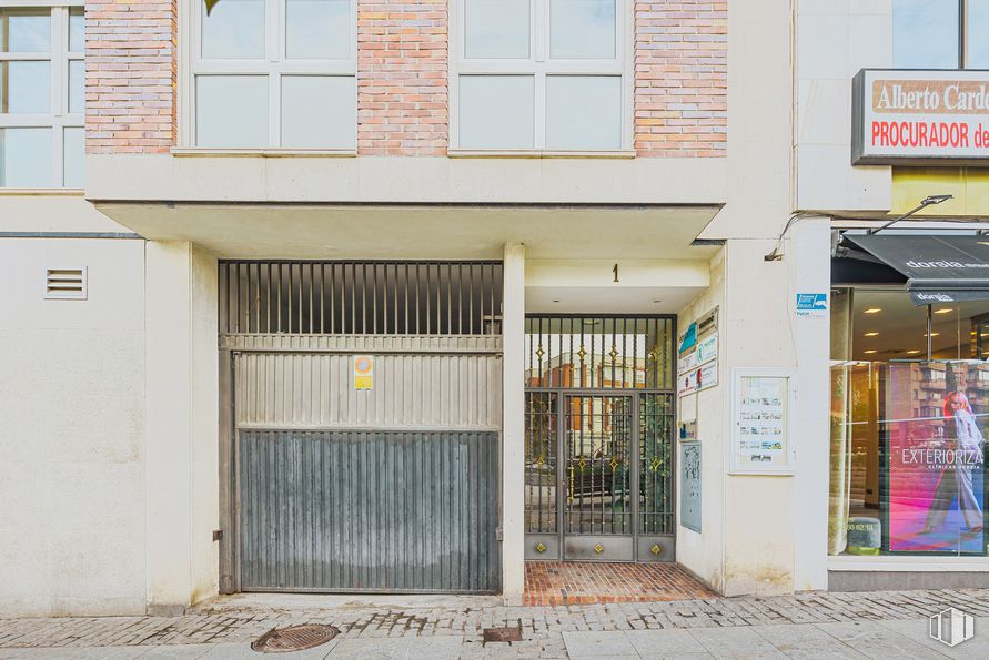 Oficina en alquiler y venta en Calle Mieses, 1, Majadahonda, Madrid, 28220 con ventana, puerta, propiedad, accesorio, madera, barrio, fachada, inmobiliario, ciudad y fuente alrededor