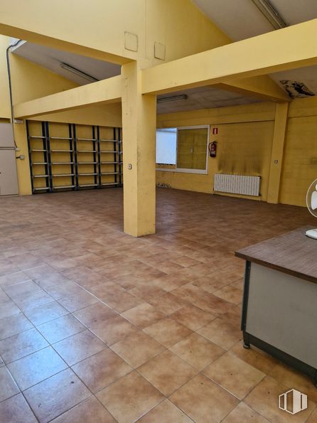 Nave en alquiler en Calle Adaptación, Getafe, Madrid, 28906 con estantería, mueble, ventana, propiedad, accesorio, suelo de baldosas, madera, alumbrado, interiorismo y suelos alrededor