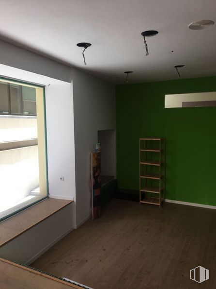 Retail for sale & for rent at Calle José Luis Álvarez de Castro, Cuenca, 16002 with window, furniture, property, fixture, wood, interior design, door, building, flooring and floor around