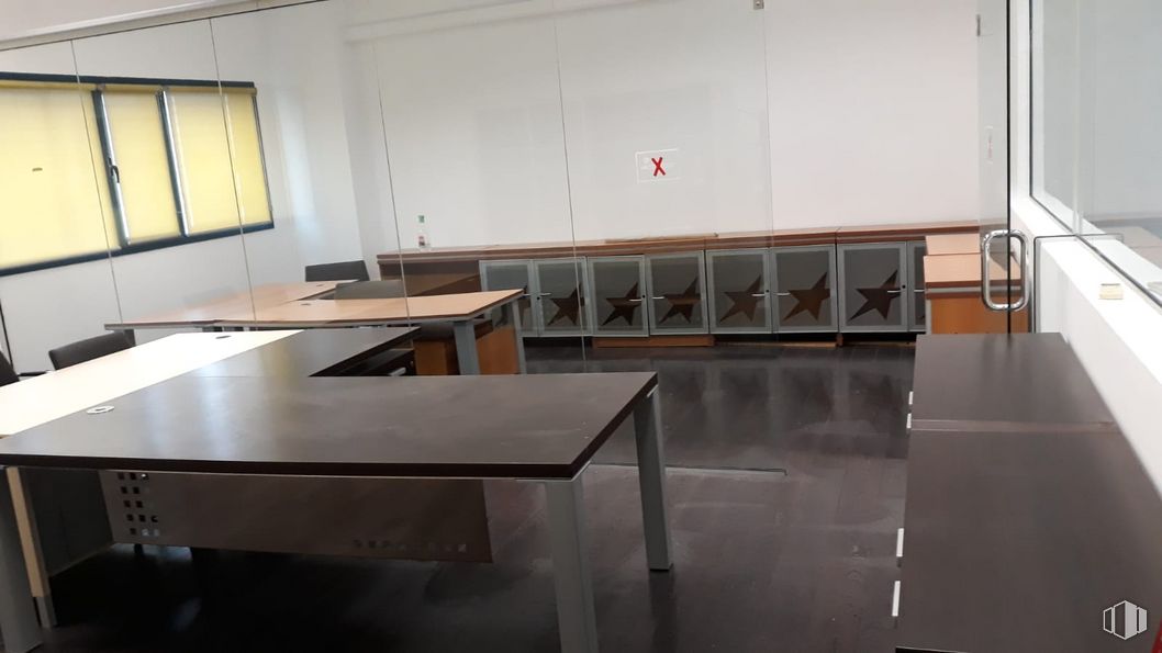 Industrial for rent at Polígono Industrial Villaverde, Villaverde, Madrid, 28021 with table, cabinetry, furniture, building, wood, chair, interior design, flooring, floor and fixture around