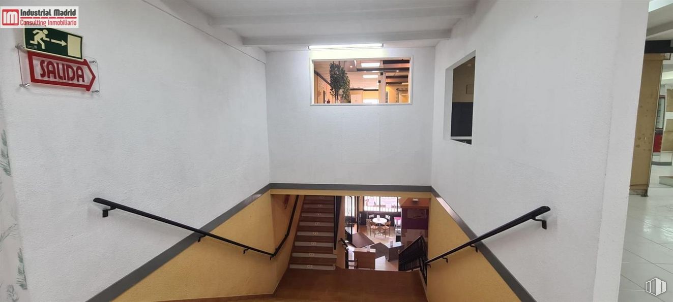 Nave en venta en Calle Alberca, Fuenlabrada, Madrid, 28942 con propiedad, accesorio, edificio, madera, interiorismo, ventana, suelos, suelo, hall y escaleras alrededor