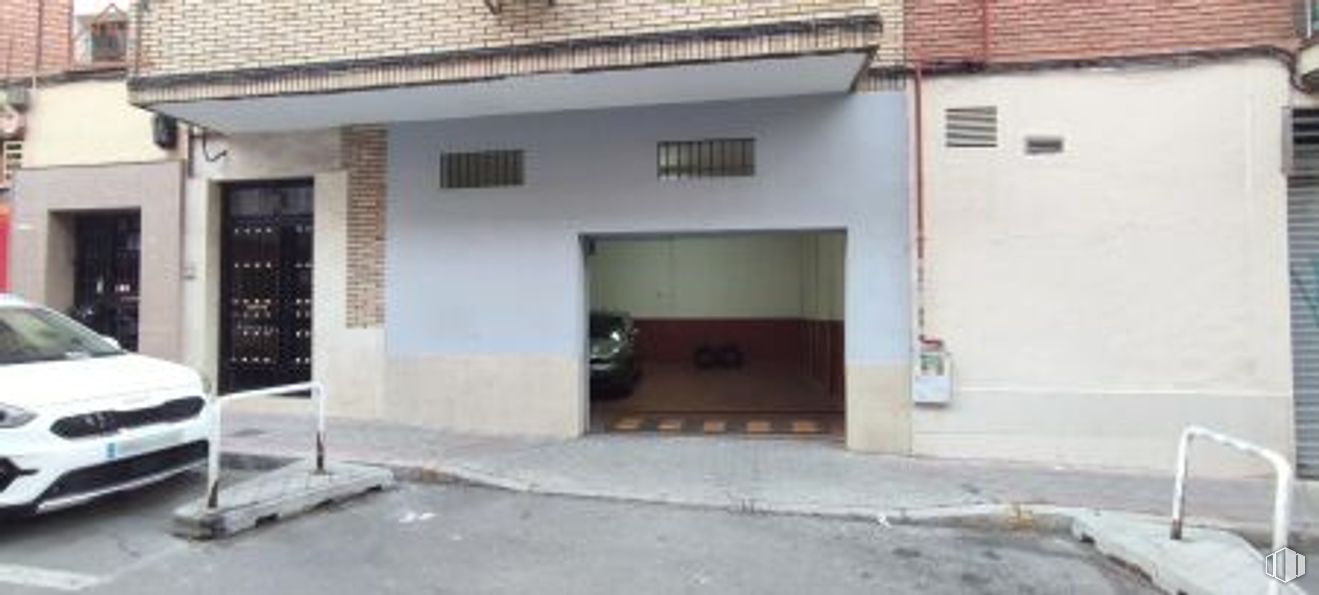 Retail for sale at Zona Puerta Bonita, Carabanchel, Madrid, 28025 with car, motor vehicle, automotive lighting, automotive exterior, automotive parking light, door, automotive tail & brake light, car door, parking and family car around