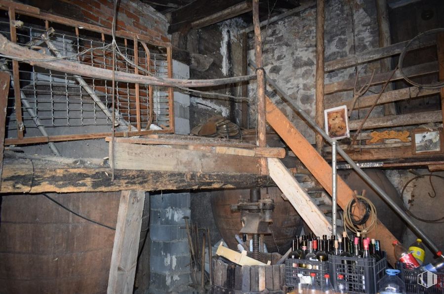 Retail for sale at Calle Cuesta, El Molar, Madrid, 28710 with wood, beam, building, house, bottle, industry, engineering, brickwork, ceiling and metal around