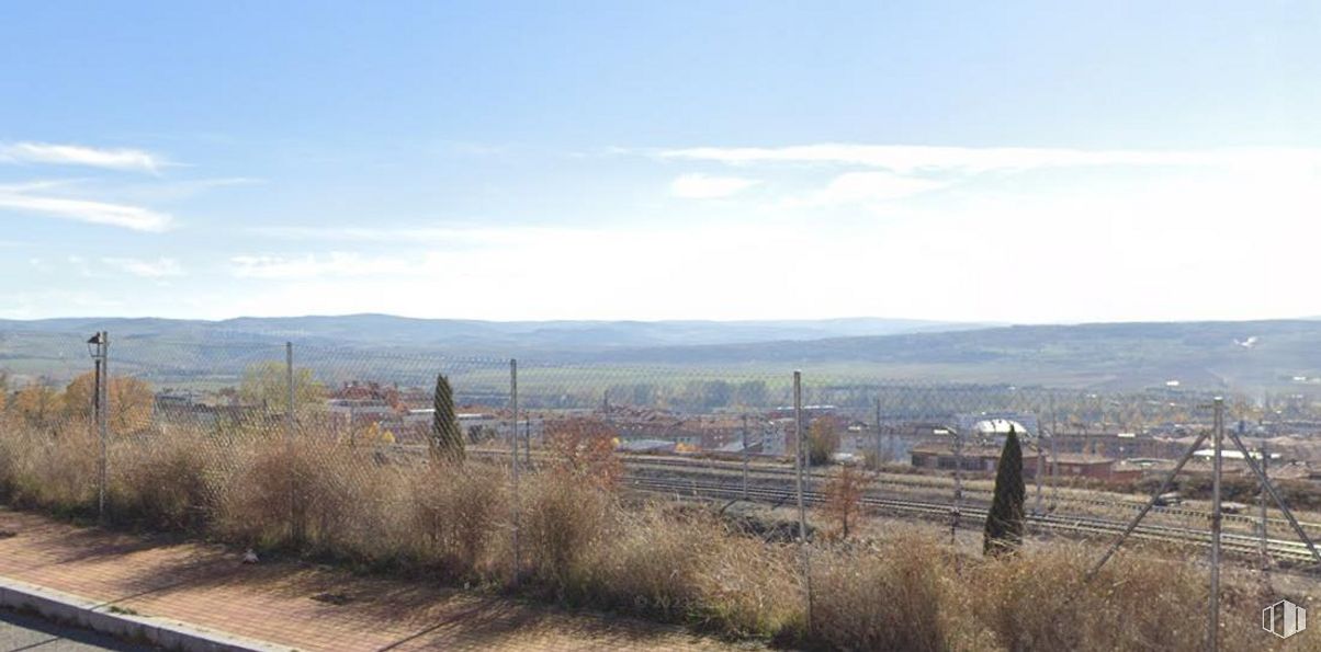 Land for sale at Calle Irlanda, Ávila, 05004 with cloud, sky, plant, land lot, highland, landscape, grassland, plain, fence and road around