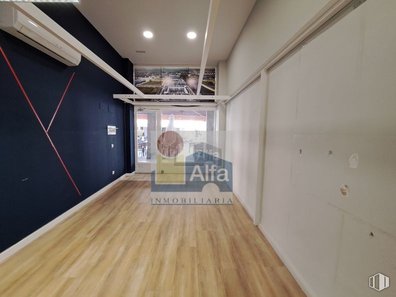 Local en alquiler en Avenida Acueducto, Segovia, 40001 con edificio, madera, hall, suelo, suelos, madera dura, casa, suelo laminado, techo y espacio alrededor