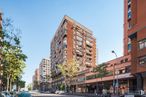 Local en alquiler en Calle Orense, Tetuán, Madrid, 28020 con edificio, cielo, día, ventana, infraestructura, árbol, luz de la calle, bloque de torre, vía pública y coche alrededor