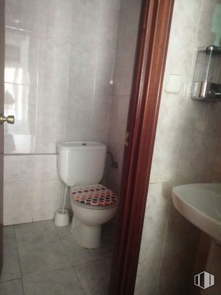 Local en venta en Calle Teruel, Fuenlabrada, Madrid, 28941 con inodoro, fregadero, propiedad, baño, accesorio, morado, diseño de interiores, piso, material compuesto y suelo alrededor