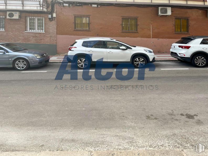 Local en venta en Calle San Narciso, San Blas - Canillejas, Madrid, 28022 con coche, ventana, rueda, neumático, luz de estacionamiento, vehículo terrestre, vehículo, vehículo de motor, neumático de automoción y luces traseras y de freno alrededor