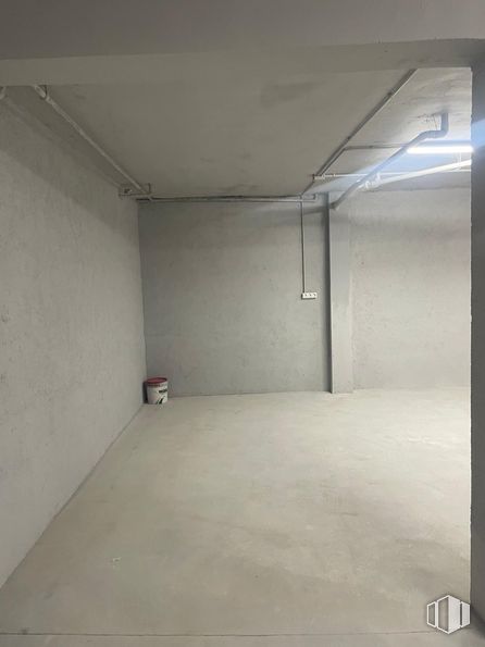 Retail for rent at Calle Níquel, Villaverde, Madrid, 28021 with flooring, floor, building, fixture, hall, composite material, tints and shades, concrete, ceiling and space around