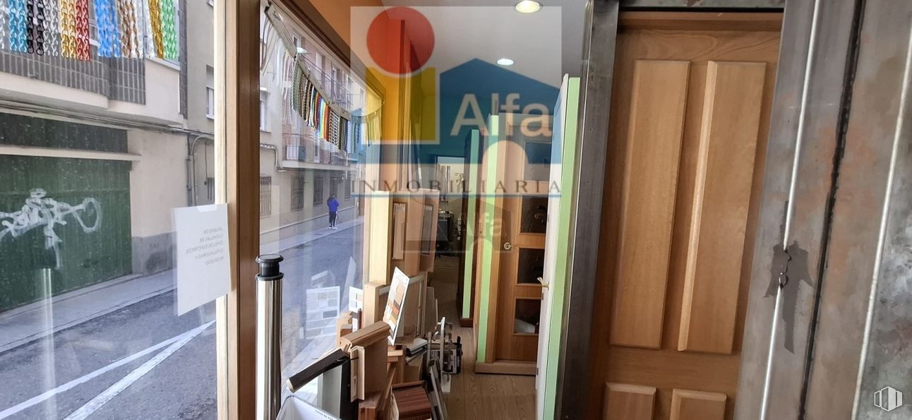 Retail for sale at Calle Cristo del Mercado, Segovia, 40005 with wood, door, glass, hardwood, wood stain, home door, transparency, plywood, varnish and aluminium around