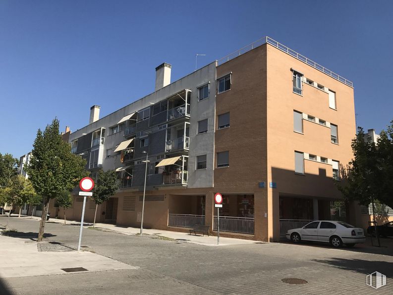 Local en alquiler en Calle Alcobendas, 7, Leganés, Madrid, 28914 con coche, edificio, cielo, propiedad, ventana, luz de la calle, árbol, diseño urbano, condominio y zona residencial alrededor