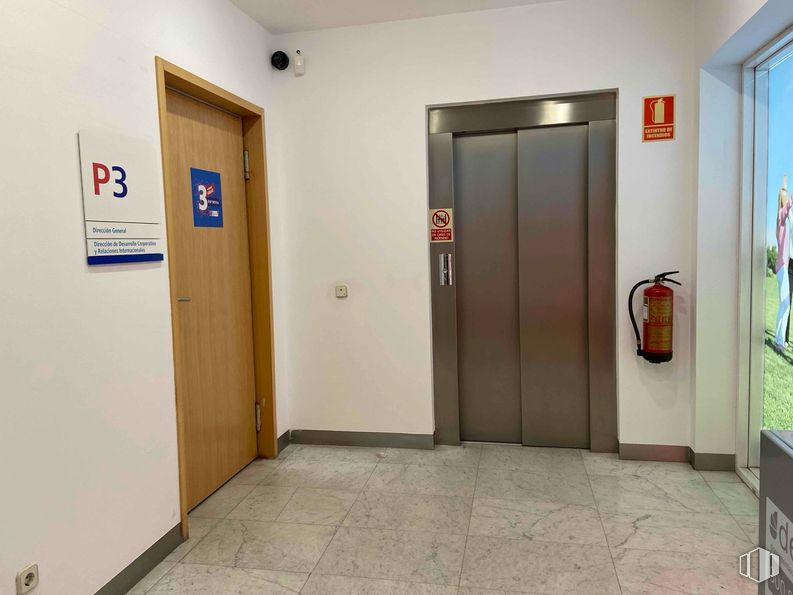 Oficina en alquiler y venta en Calle Francisco Gervás, 9, Alcobendas, Madrid, 28100 con puerta, accesorio, suelo, pared, suelos, asa, puerta de casa, pintura, techo y cerrojo muerto alrededor