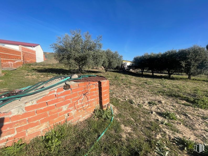 Land for sale at Camino de la Torre, Santa Cruz del Retamar, Toledo, 45513 with plant, sky, tree, slope, road surface, land lot, building, grass, brickwork and natural landscape around