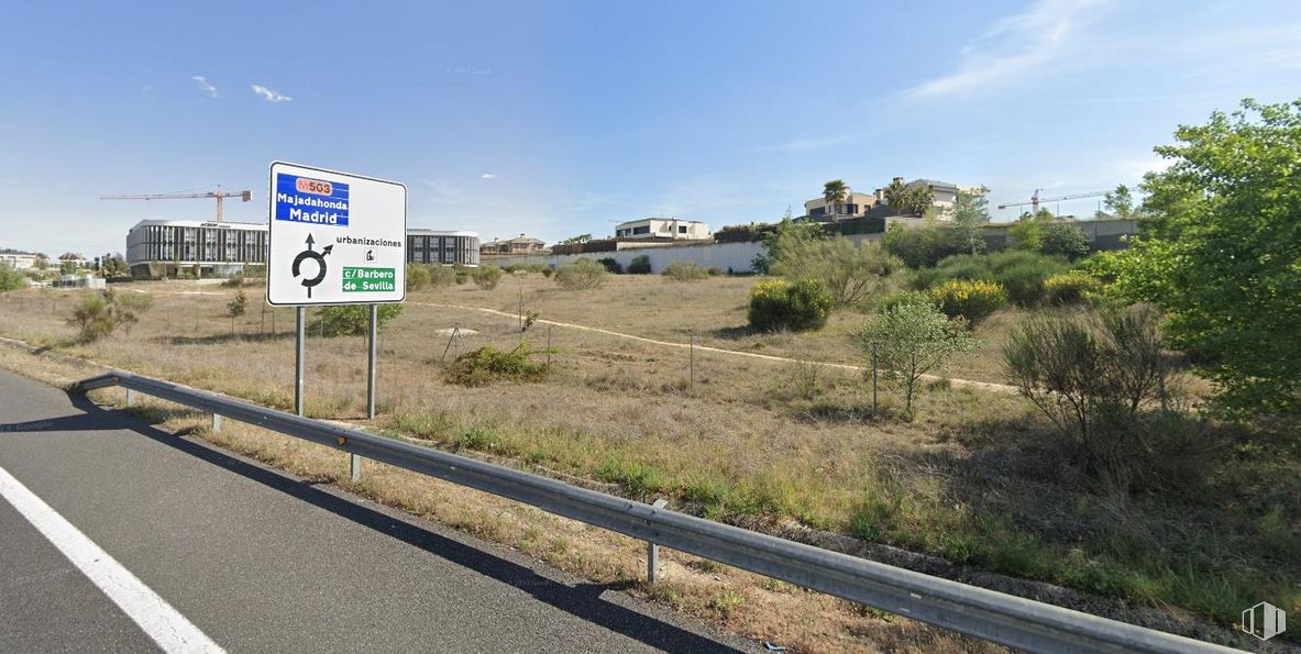 Suelo en venta en Calle El Barbero de Sevilla, 11, Majadahonda, Madrid, 28220 con cielo, nube, planta, superficie de la carretera, lote de terreno, asfalto, hierba, vehículo de motor, vía pública y inmobiliario alrededor