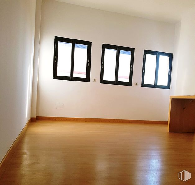 Oficina en alquiler en Calle Sepúlveda, 6, Alcobendas, Madrid, 28108 con ventana, mueble, accesorio, madera, rectángulo, diseño de interiores, arte, piso, madera dura, tintes y matices y pintura alrededor