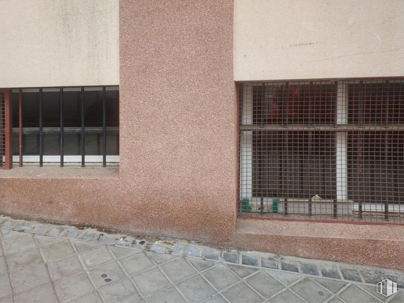 Local en venta en Calle Isla de Rodas, Fuencarral - El Pardo, Madrid, 28034 con ventana, edificio, albañilería, ladrillo, madera, gris, superficie de la carretera, rectángulo, material de construcción y fachada alrededor