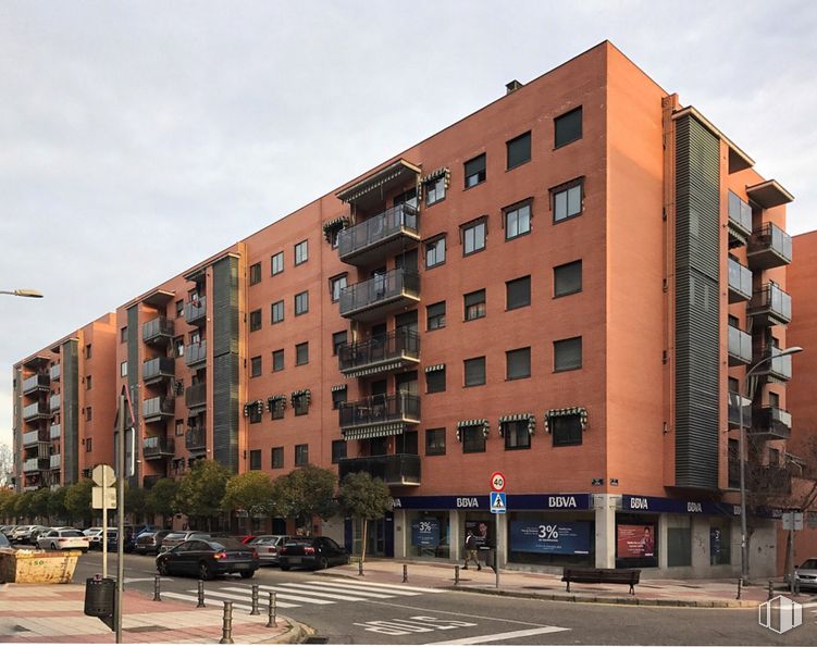 Local en venta en Calle Nardos, 135, Alcorcón, Madrid, 28925 con edificio, cielo, nube, ventana, luz de la calle, bloque de torre, árbol, condominio, diseño urbano y casa alrededor