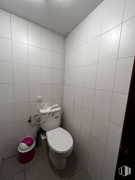 Retail for rent at Casco urbano, Arganda del Rey, Madrid, 28500 with toilet, bathroom, toilet seat, purple, flooring, plumbing fixture, floor, line, wall and fixture around