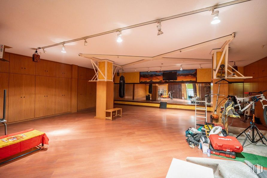 Retail for sale at Centro, Móstoles, Madrid, 28938 with flooring, floor, wood, ceiling, interior design, wood flooring, lighting, hardwood, wood stain and hall around