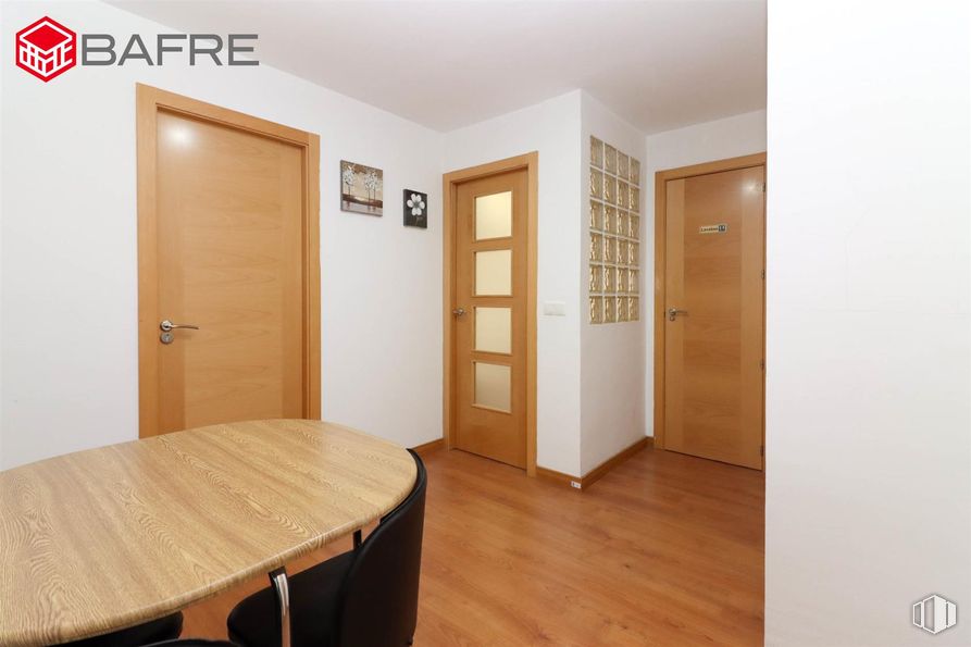 Local en venta en Avenida Córdoba, Usera, Madrid, 28026 con puerta, silla, mesa, propiedad, mueble, accesorio, madera, suelos, suelo y edificio alrededor