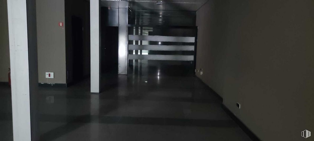 Retail for sale & for rent at Calle Alfares, 4, Alcorcón, Madrid, 28922 with fixture, building, flooring, floor, composite material, glass, wood, symmetry, ceiling and hall around