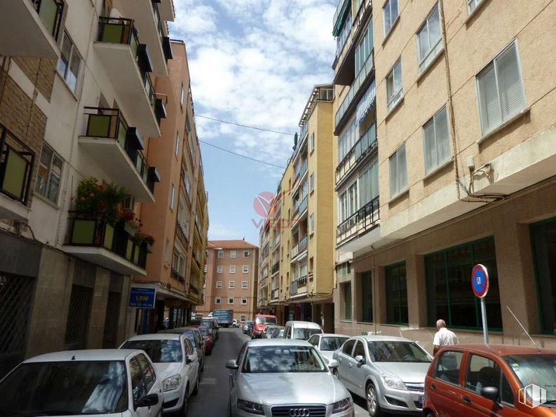 Retail for sale at Zona centro, Cuenca, 16004 with car, window, building, automotive parking light, land vehicle, vehicle, sky, cloud, vehicle registration plate and tire around