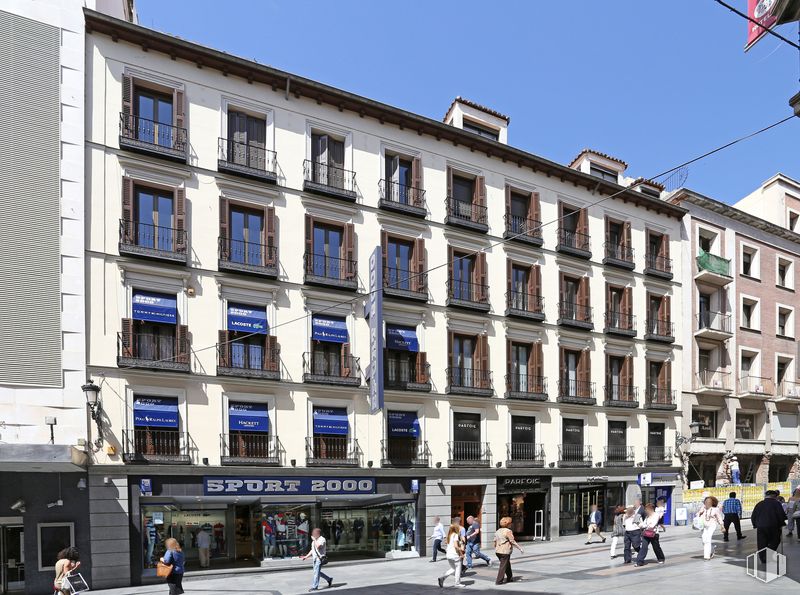 Oficina en alquiler en Calle Preciados, 7, Centro, Madrid, 28013 con edificio, ventana, tiempo de día, azul, cielo, diseño urbano, condominio, barrio residencial, vecindario y bloque de pisos alrededor