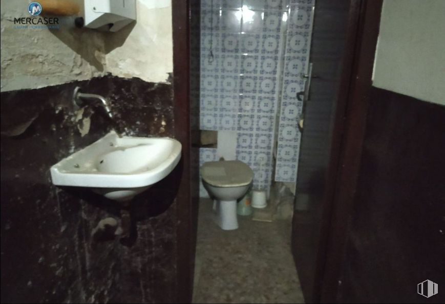 Retail for sale at Plaza San Francisco Asís, 6, Alcalá de Henares, Madrid, 28802 with sink, toilet, brown, plumbing fixture, toilet seat, bathroom, purple, tap, wood and bathroom sink around