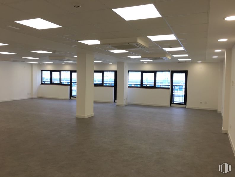 Office for rent at Calle Jacometrezo, 15, Centro, Madrid, 28013 with light fixture, lighting, flooring, floor, interior design, ceiling, composite material, glass, tile flooring and commercial building around