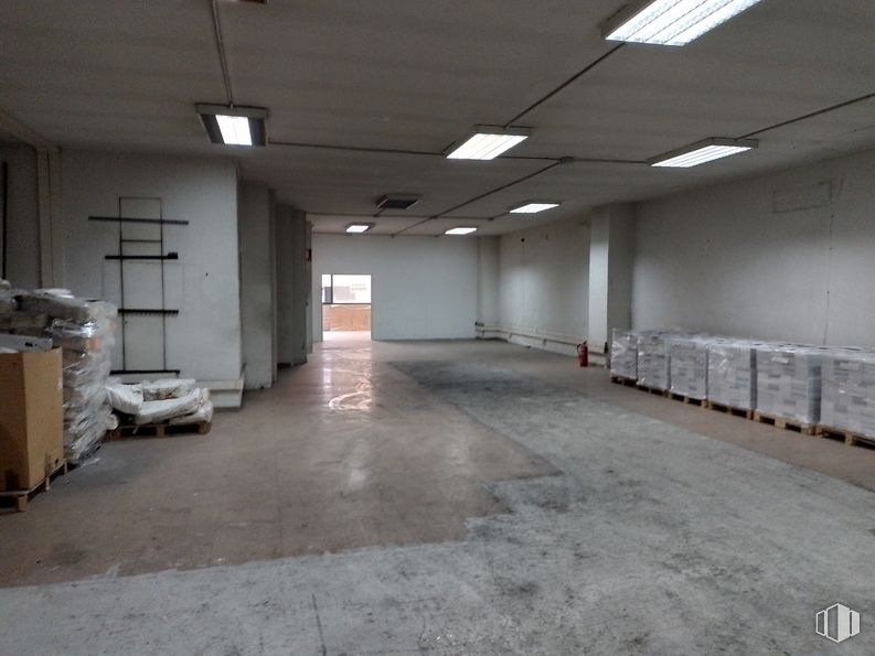 Industrial for sale & for rent at Calle Gamonal, Villa de Vallecas, Madrid, 28031 with lighting, flooring, floor, hall, gas, fixture, building, ceiling, concrete and composite material around