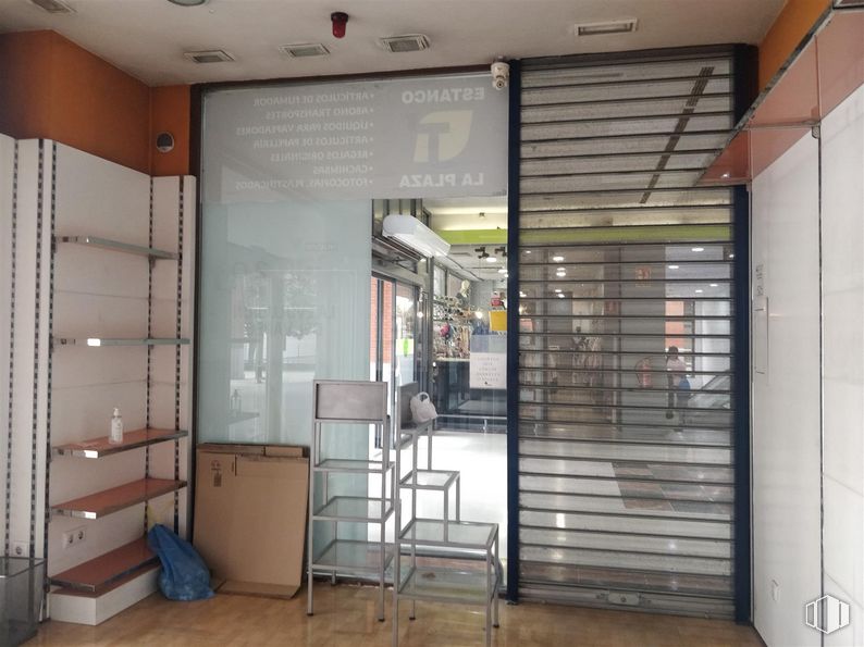 Retail for rent at C.C.Plaza Aluche, Avenida de los Poblados, 58, La Latina, Madrid, 28044 with fixture, door, floor, flooring, wood, building, cabinetry, gas, ceiling and glass around