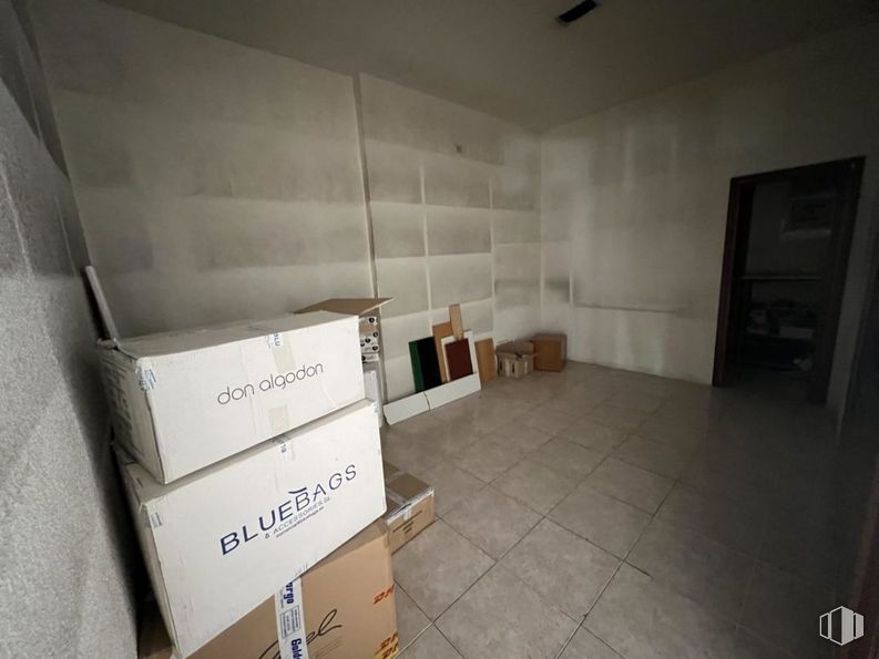 Retail for rent at Calle Bolivia, Toledo, 45004 with shipping box, box, wood, building, flooring, floor, fixture, hardwood, space and composite material around